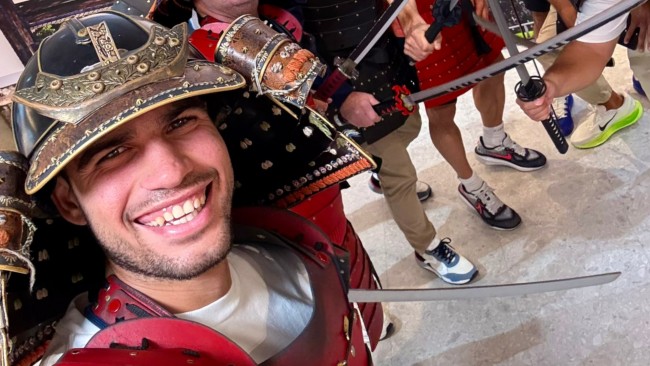 Alcaraz entra nella sua "era dei samurai" e incontra i fan giapponesi a Tokyo