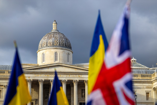 Il Regno Unito rafforza il sostegno all'Ucraina nel quarto anniversario di guerra: "La Gran Bretagna è con voi, più forte che mai"