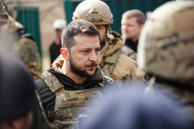Zelensky promette di mantenere l'indipendenza nel quarto anniversario della guerra: "Putin non ha spezzato gli ucraini"