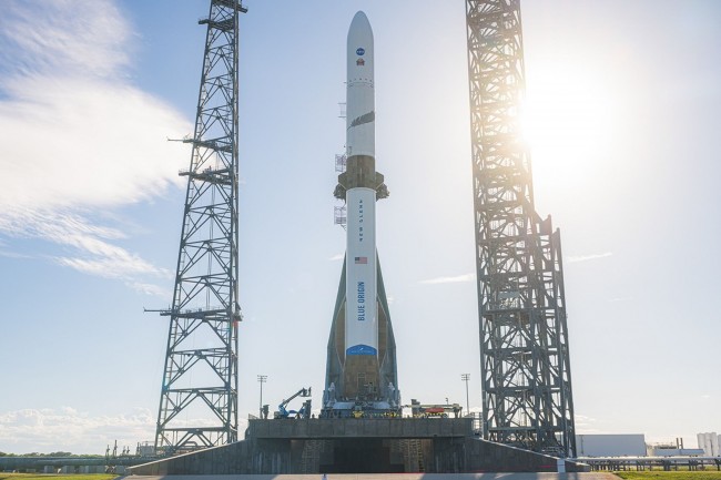 Blue Origin di Jeff Bezos fa atterrare per la prima volta il più grande razzo riutilizzabile, sfidando Musk