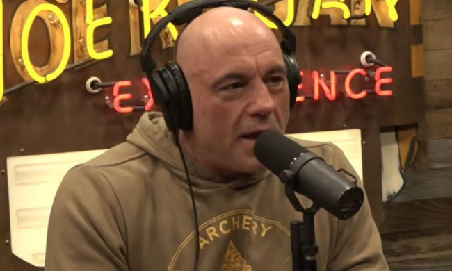 Joe Rogan sostiene che i presidenti degli Stati Uniti abbiano fatto pressione su Spotify per cancellare il suo podcast