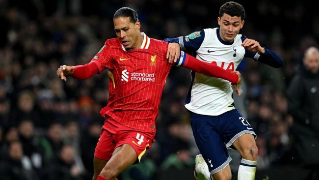 Liverpool e Arsenal sono in testa alla Premier League, ma entrambi sono caduti nell'andata delle semifinali della Carabao Cup