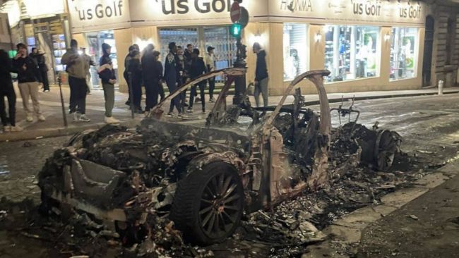 Rivolte a Parigi dopo la vittoria del PSG, tra cui un drammatico mordi e fuggi che lascia un ferito critico