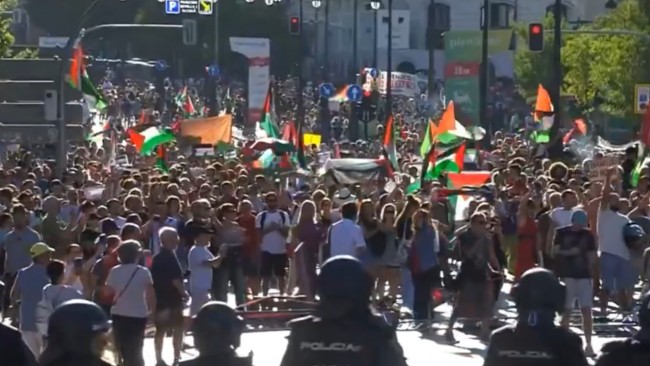 I manifestanti pro-Palestina invadono le strade di Madrid e fermano La Vuelta a España