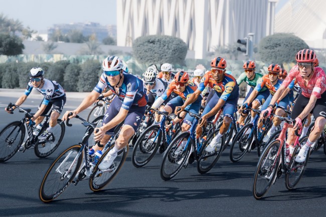 I ciclisti si lamentano che Abu Dhabi favorisce Tadej Pogacar costruendo una montagna artificiale