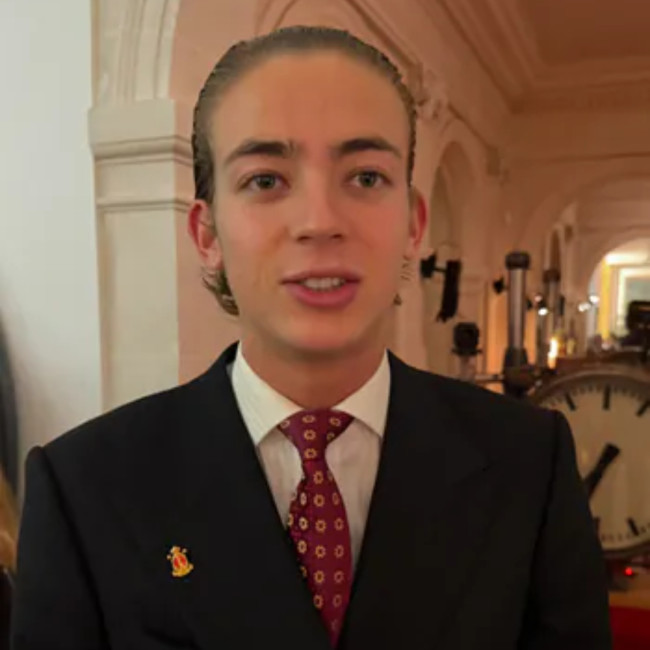 Lo streamer francese si affretta a chiudere la diretta per evitare di essere smascherato dall'host di Airbnb