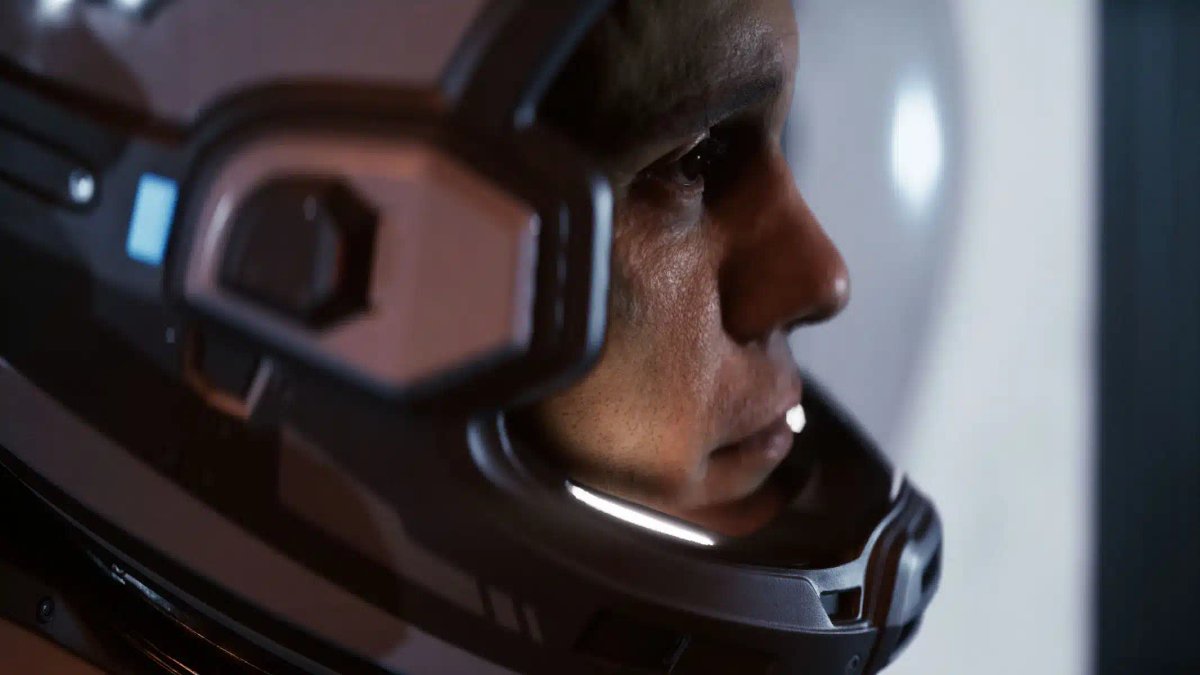 Un primo piano di un personaggio che indossa un casco spaziale futuristico in Directive 8020.
